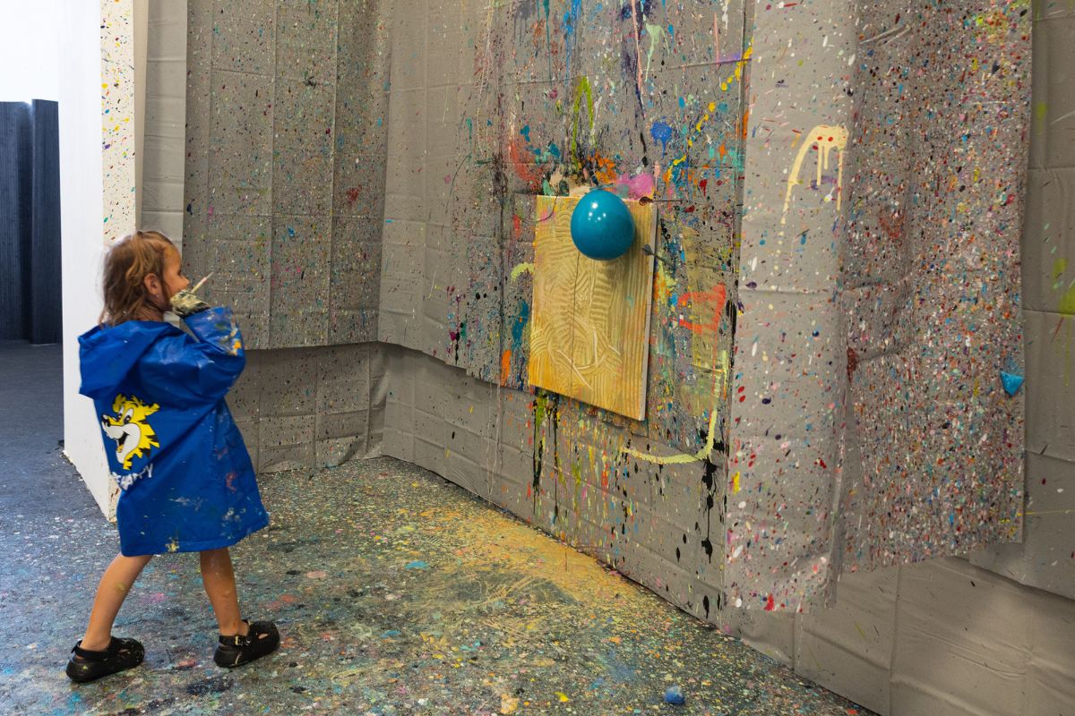 Pop-BalloonArt v ArtLab v Brně – praskání balónků s barvou